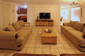 Casa, 3 quartos, vista para o mar | Área de estar | Smart TV 55 polegadas com canais via satélite