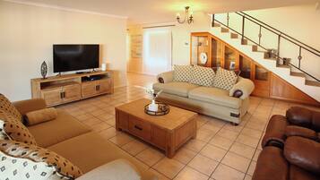 Casa, 3 quartos, vista para o mar | Área de estar | Smart TV 55 polegadas com canais via satélite