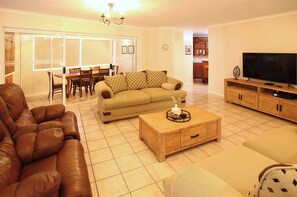 Talo, 3 makuuhuonetta, merinäköala | Oleskelualue | 55–tuumainen äly-TV, jossa satelliittikanavat