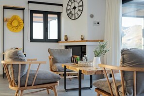 デラックス ヴィラ マウンテンビュー | リビングルーム | 75 インチのスマートテレビ (デジタル放送視聴可)、卓球台