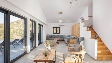 Deluxe villa, uitzicht op bergen | Woonkamer | Een 75-inch smart-tv met digitale zenders en een tafeltennistafel