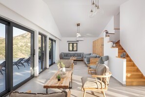 Deluxe-Villa, Bergblick | Wohnzimmer | 75-Zoll-Smart-TV mit Digitalempfang, Kamin, Tischtennisplatte