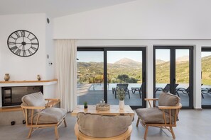 デラックス ヴィラ マウンテンビュー | リビングルーム | 75 インチのスマートテレビ (デジタル放送視聴可)、卓球台