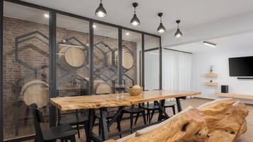 Deluxe villa, uitzicht op bergen | Woonkamer | Een 75-inch smart-tv met digitale zenders en een tafeltennistafel