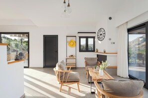 Deluxe-Villa, Bergblick | Wohnzimmer | 75-Zoll-Smart-TV mit Digitalempfang, Kamin, Tischtennisplatte