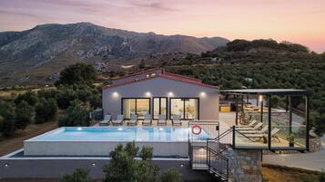 Voorkant accommodatie - avond/nacht