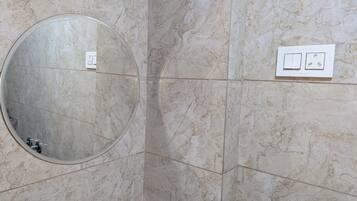 Een douche, een haardroger, handdoeken, zeep