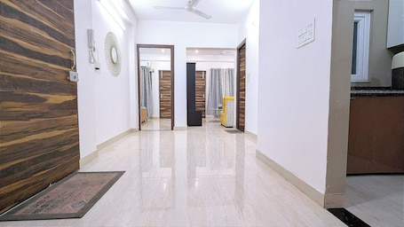 Interior. Sapphire ~ Luxurious 3 BHK Near Lake & Golf Course , Free Wifi, Parking, Kitchen