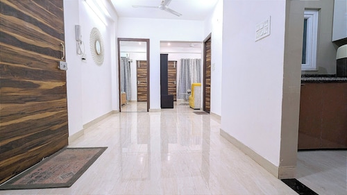 Sapphire ~ Luxurious 3 BHK Near Lake & Golf Course , Free Wifi, Parking, Kitchen