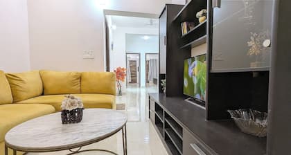 Sapphire ~ Luxurious 3 BHK Near Lake & Golf Course , Free Wifi, Parking, Kitchen