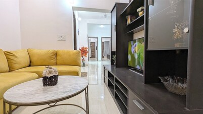 Sapphire ~ Luxurious 3 BHK Near Lake & Golf Course , Free Wifi, Parking, Kitchen