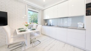 Apartamento (26E) | Cocina privada | Frigorífico, placa de cocina, hervidor eléctrico y utensilios de cocina