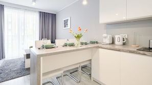 Apartamento (4) | Cozinha privada | Geladeira, cooktop, chaleira elétrica