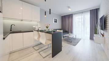 Apartment (27A) | Private kitchen | Fridge, stovetop, electric kettle, cookware/dishes/utensils