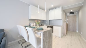 Apartamento (4) | Cozinha privada | Geladeira, cooktop, chaleira elétrica
