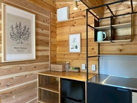 Casa de campo, no fumadores, baño privado (Olive Cottage NoSmoking privatebath) | Cocina básica privada | Frigorífico pequeño, microondas y hervidor eléctrico