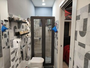 Doccia, asciugacapelli, bidet, asciugamani