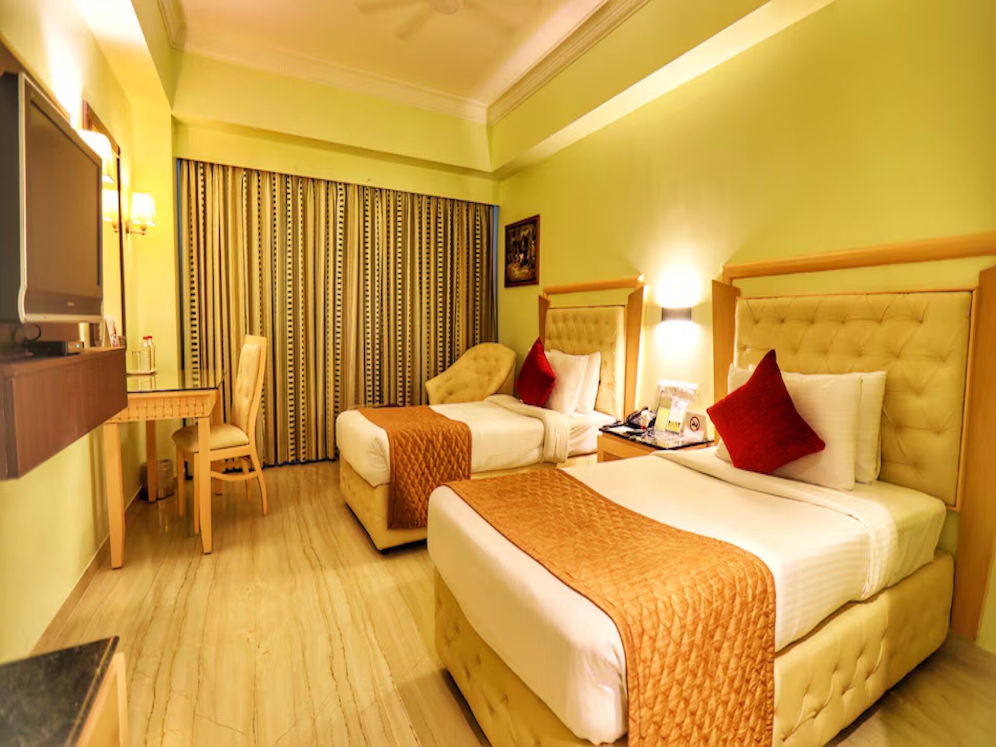 行政双床房 | 迷你吧、客房内保险箱、办公桌、笔记本电脑工作区