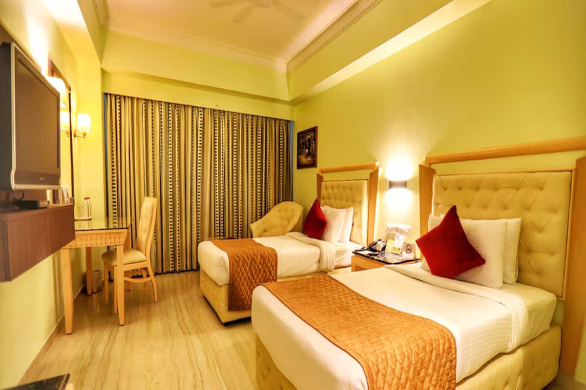 Executive Twin Room | Minibar, in-room safe, desk, laptop workspace