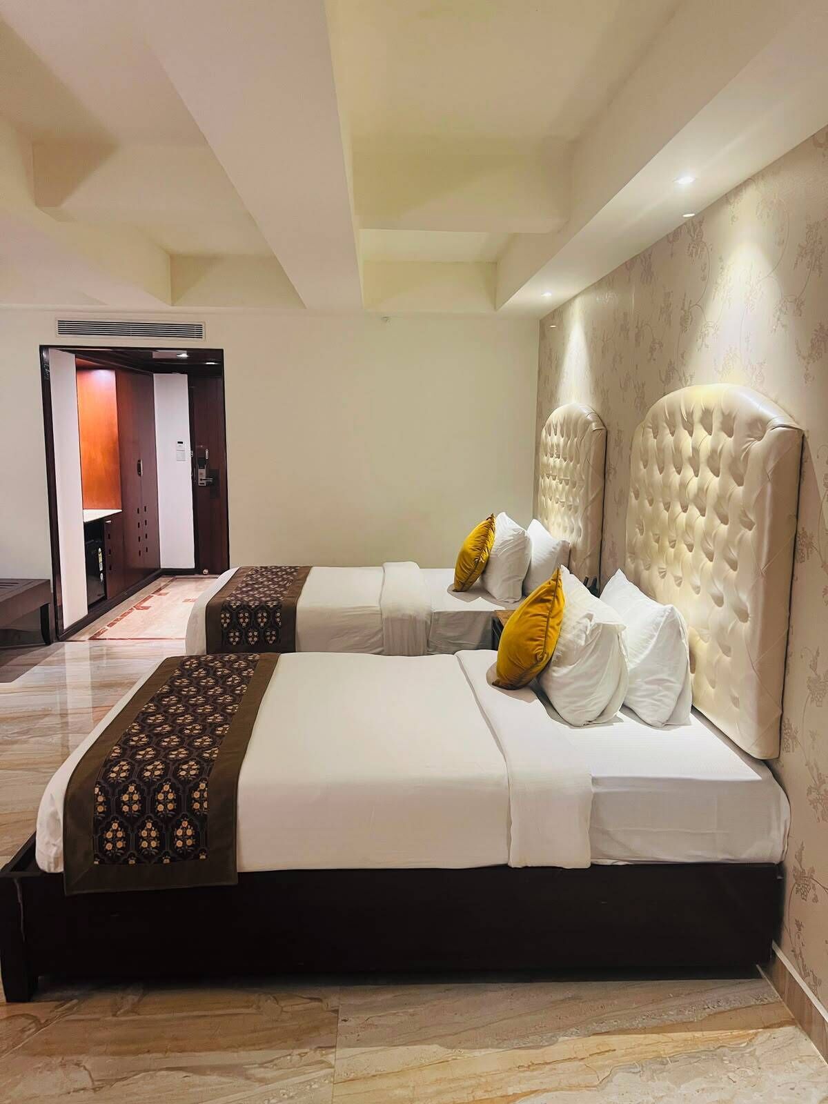 Deluxe Twin Room | Minibar, in-room safe, desk, laptop workspace