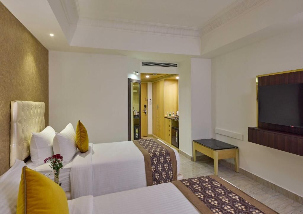 Minibar, coffres-forts dans les chambres, bureau