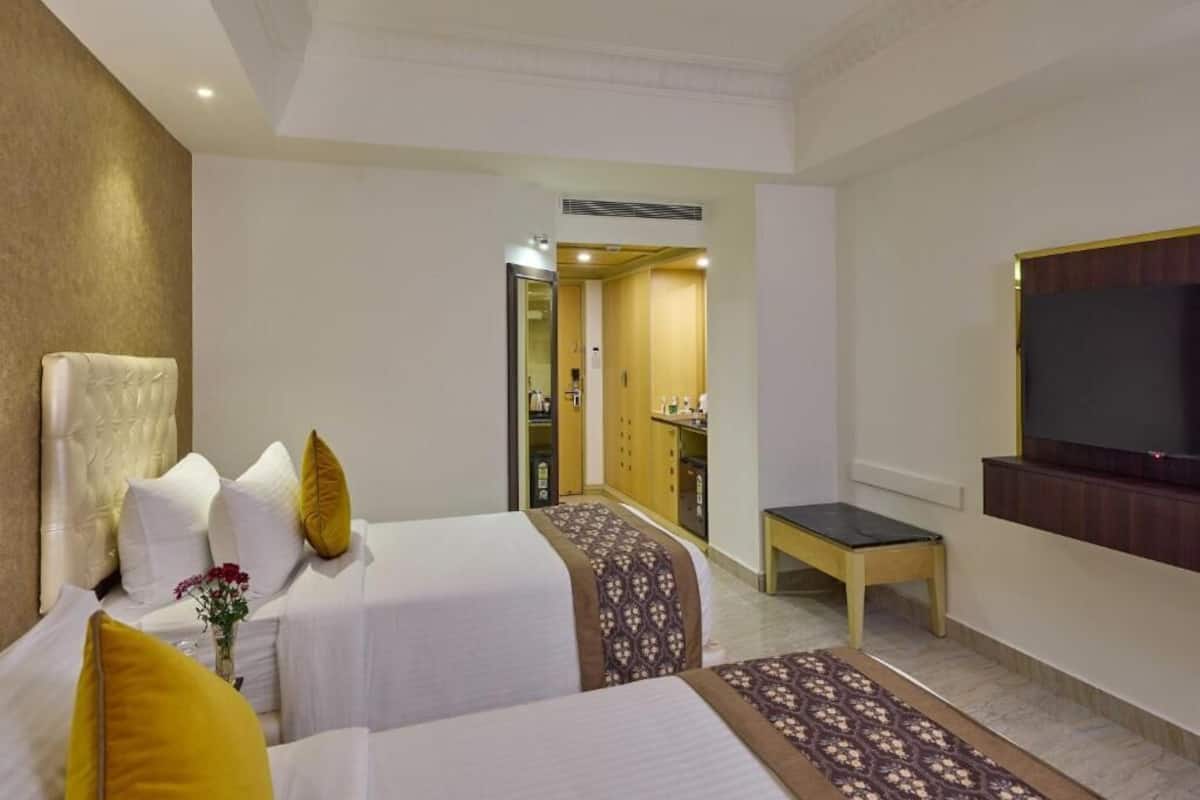 Minibar, coffres-forts dans les chambres, bureau