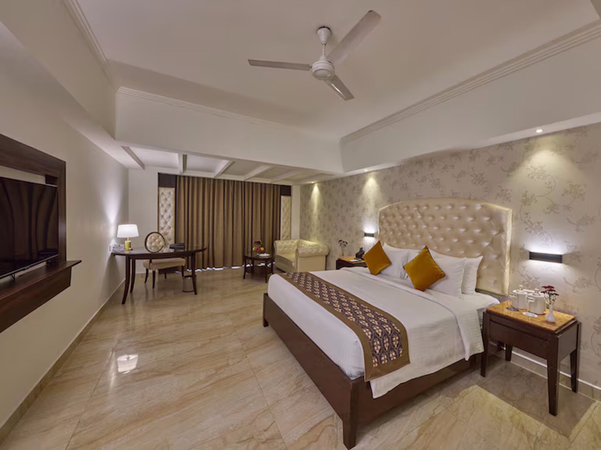 华丽客房 | 迷你吧、客房内保险箱、办公桌、笔记本电脑工作区