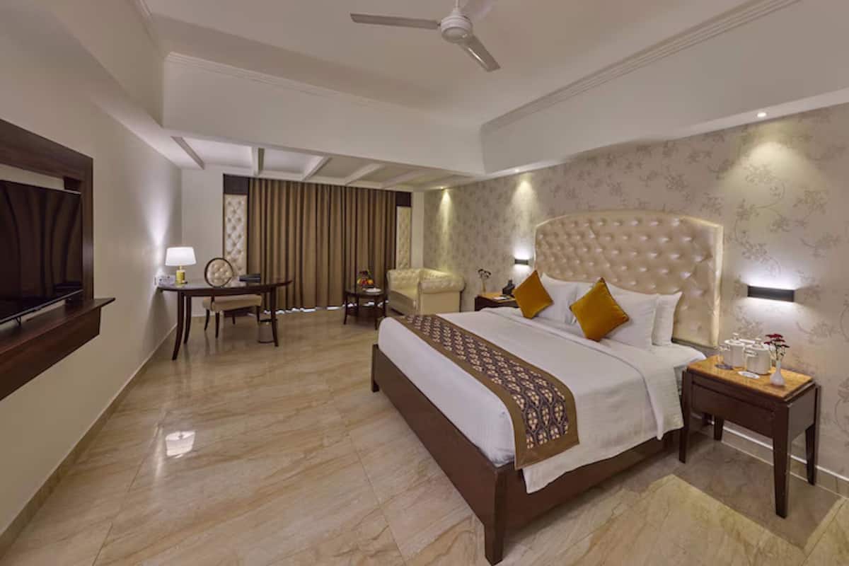 Deluxe Room | Minibar, in-room safe, desk, laptop workspace