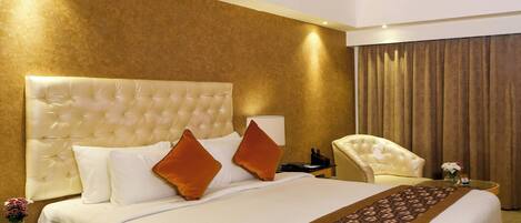 Executive Double Room | Minibar, in-room safe, desk, laptop workspace