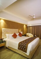 Executive Oda | Minibar, odada kasa, masa, dizüstü bilgisayar çalışma alanı 