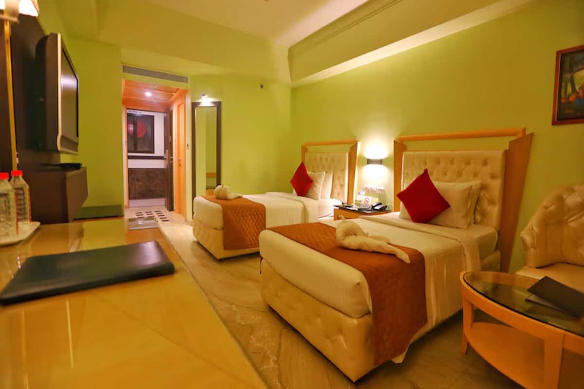 Deluxe Twin Room | Minibar, in-room safe, desk, laptop workspace