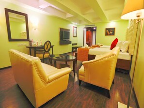 Kamar Twin Eksekutif | Minibar, brankas, meja kerja, dan ruang kerja ramah laptop