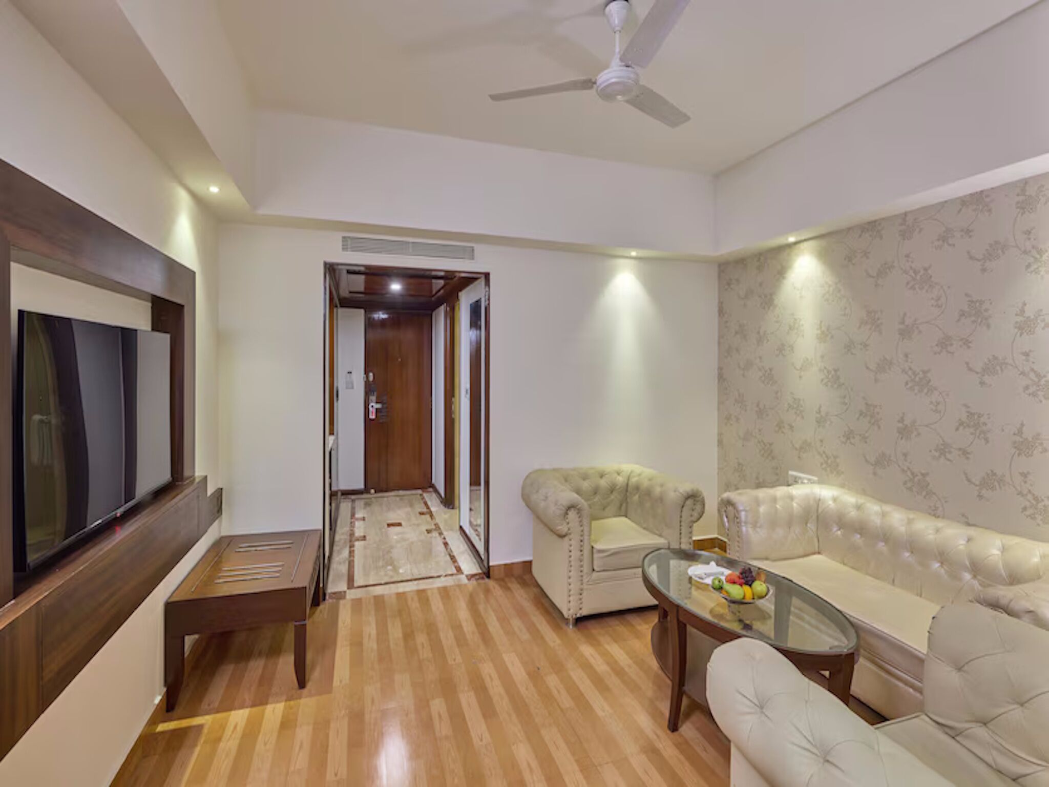 迷你吧、客房内保险箱、办公桌、笔记本电脑工作区