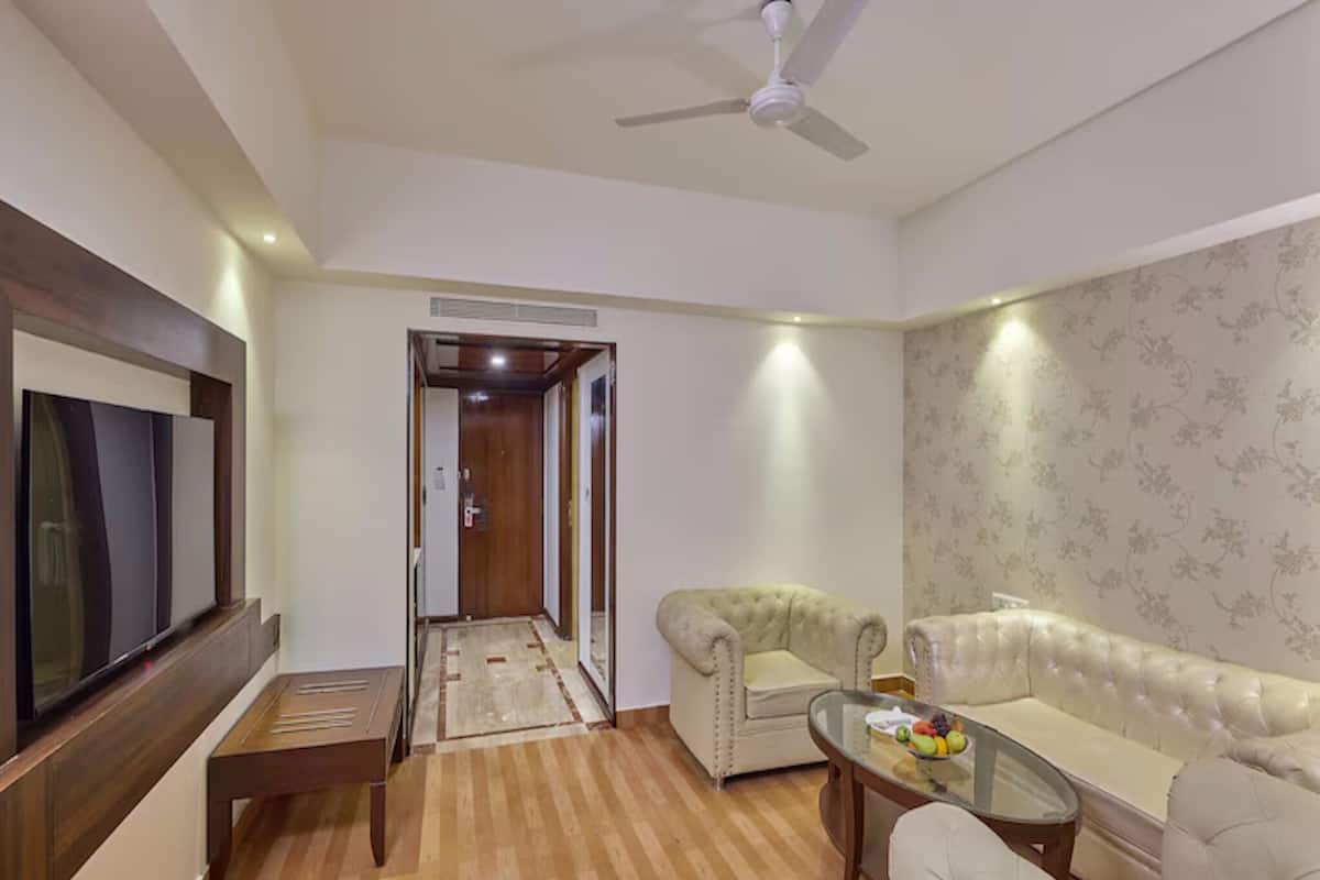 Minibar, in-room safe, desk, laptop workspace