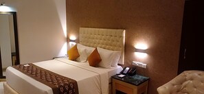 Classic Double or Twin Room | In-room safe, soundproofing, iron/ironing board, free WiFi