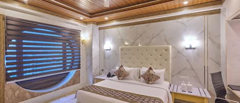 Premium Room | Minibar, in-room safe, desk, laptop workspace
