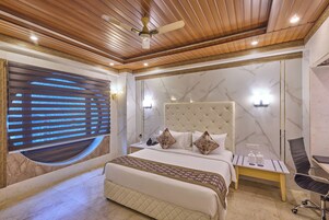 Premium Oda | Minibar, odada kasa, masa, dizüstü bilgisayar çalışma alanı 