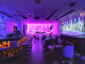 2 bars/lounges