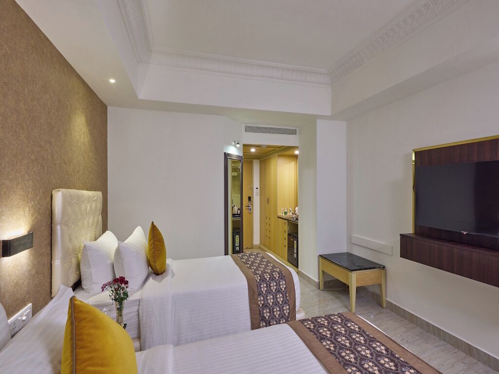 Executive Twin Room | Minibar, in-room safe, desk, laptop workspace