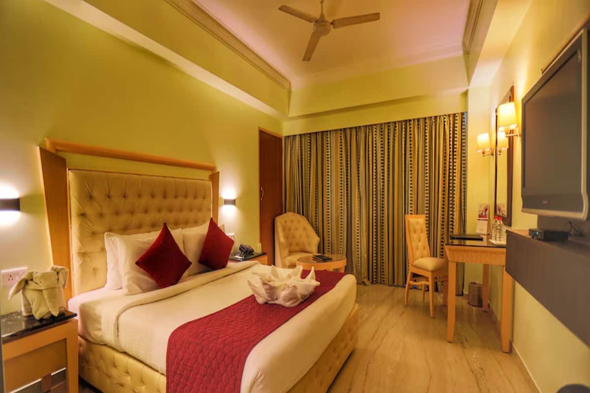 Executive Room | Minibar, in-room safe, desk, laptop workspace