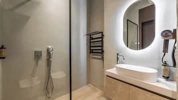 Quarto casal standard | Banheiro | Chuveiro, secador de cabelo, toalhas de banho, sabonete