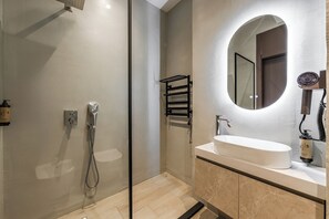 Standard Double Room | Bathroom | Shower, hair dryer, towels, soap - Hotel Aquila D (Durrës)