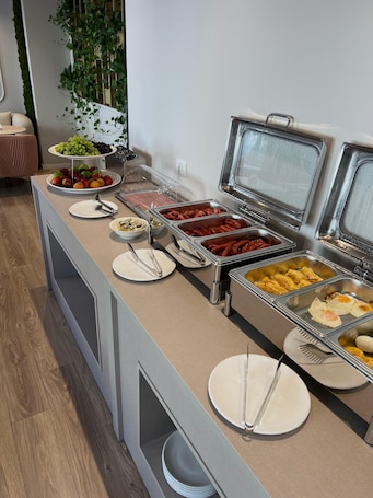 Daily continental breakfast (EUR 7 per person)