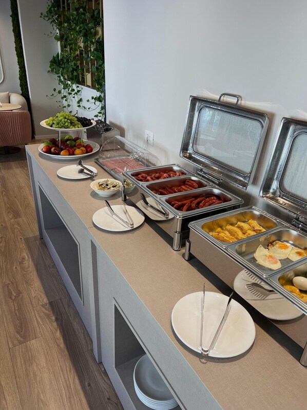 Petit déjeuner continental (7 EUR par personne)