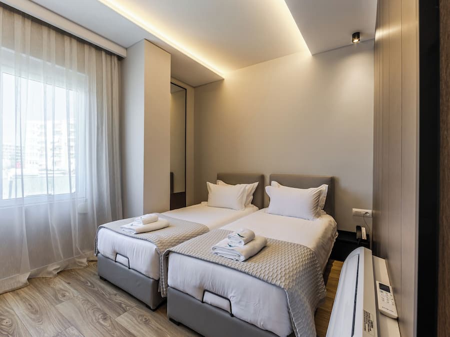 Quarto duplo | Cofres nos quartos, cortinas blackout, ferros/tábuas de passar roupa