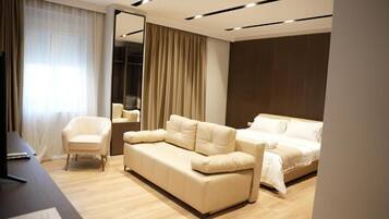 Habitación Deluxe | Caja fuerte, cortinas opacas, tabla de planchar con plancha