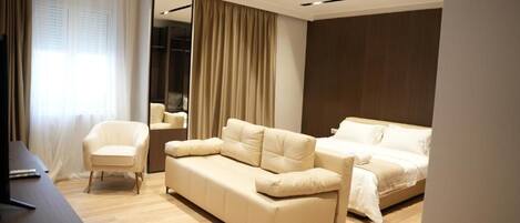 Rom – deluxe | Safe på rommet, blendingsgardiner og strykejern/-brett