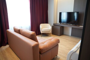 Dobbeltrom – deluxe | Safe på rommet, blendingsgardiner og strykejern/-brett