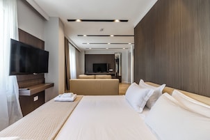 Deluxe King Room | In-room safe, blackout drapes, iron/ironing board, free WiFi