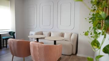 Daily continental breakfast (EUR 7 per person)